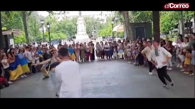 Danzas ucranianas improvisadas en el centro de Sevilla