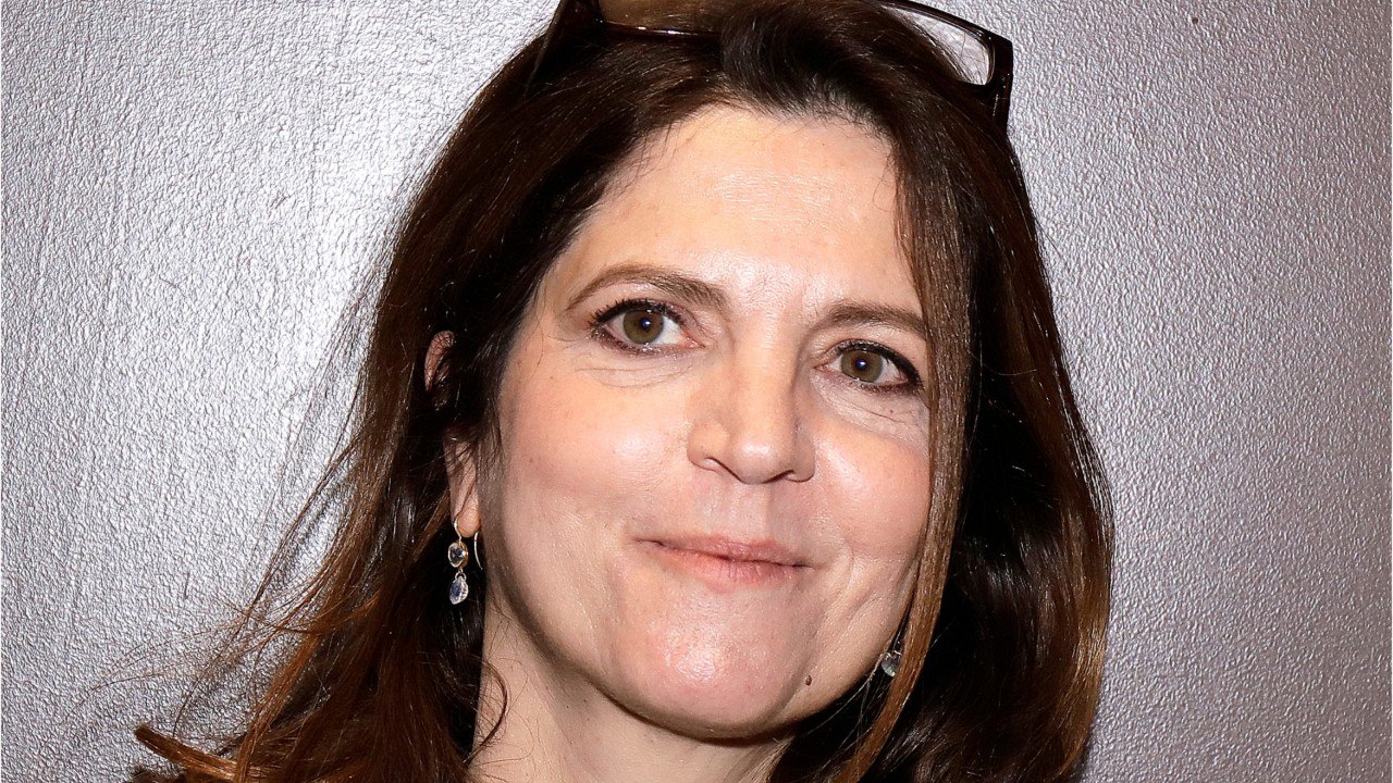 GALA VIDÉO - Agnès Jaoui maman flemmarde ? Pourquoi elle n’accompagnait pas ses enfants à l’école