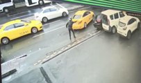 İstanbul Beyoğlu'nda motosiklet kasklı kişi güpegündüz kurşun yağdırdı!