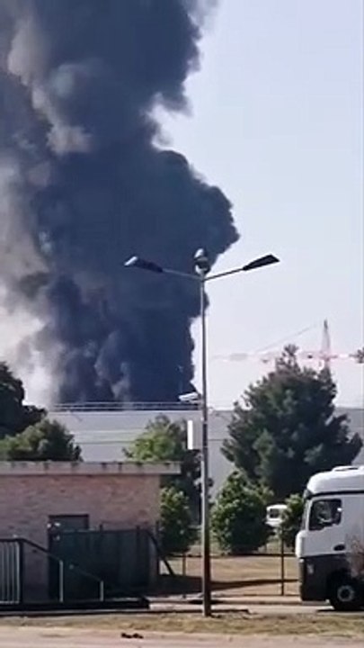 Un incendie en cours dans une zone industrielle de Saint Martin de Crau -  Vidéo Dailymotion