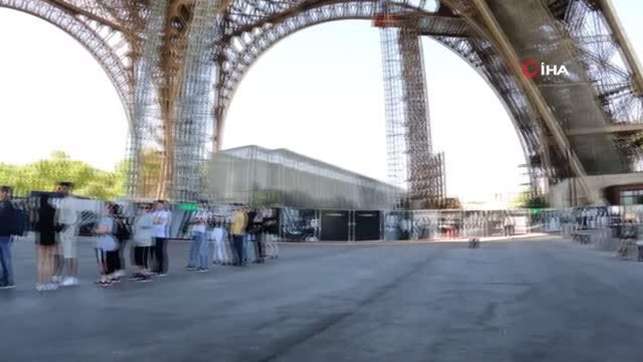 Eyfel Kulesi en hareketli günlerini yaşıyorSalgında sık sık kapanan Eyfel Kulesi, artık dünyanın dört bir yanından turistleri ağırlıyor