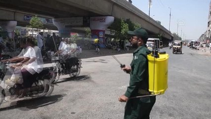 Pakistan'da aşırı sıcaklar yüzünden halk sulama kanallarında serinliyor