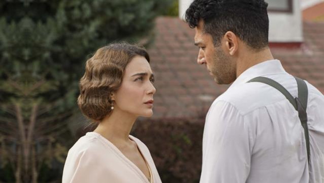 Damla Sönmez mayolu pozlarını paylaştı, ilk yorum rol arkadaşı Murat Yıldırım'dan geldi