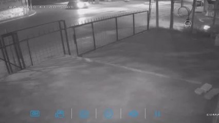 Beylikdüzü'nde 3 aracın karıştığı kaza anı güvenlik kamerasına yansıdı