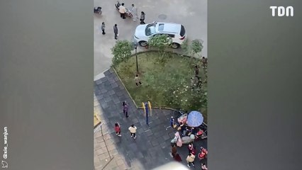 Une échelle de corde pour sortir des appartements à Shanghai en plein confinement !