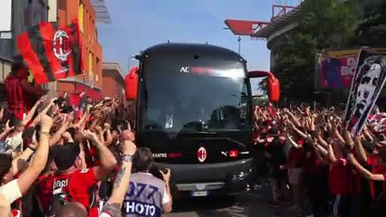 Milan, Ibrahimovic scatenato rompe il vetro del pullman con una manata