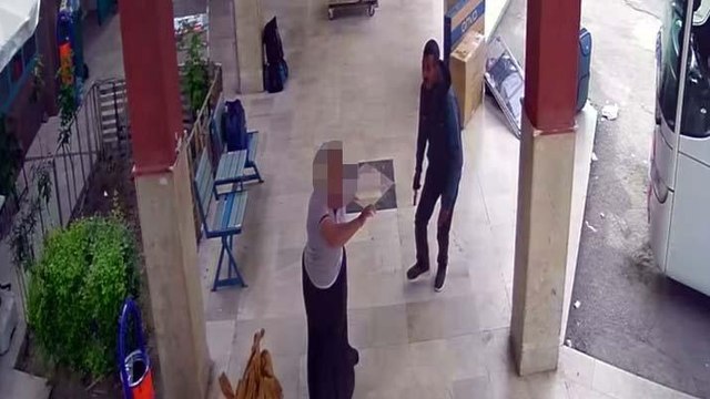 Eşine ve kardeşine kurşun yağdırdı