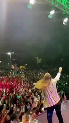 Criança invade palco do show de Aline Barros