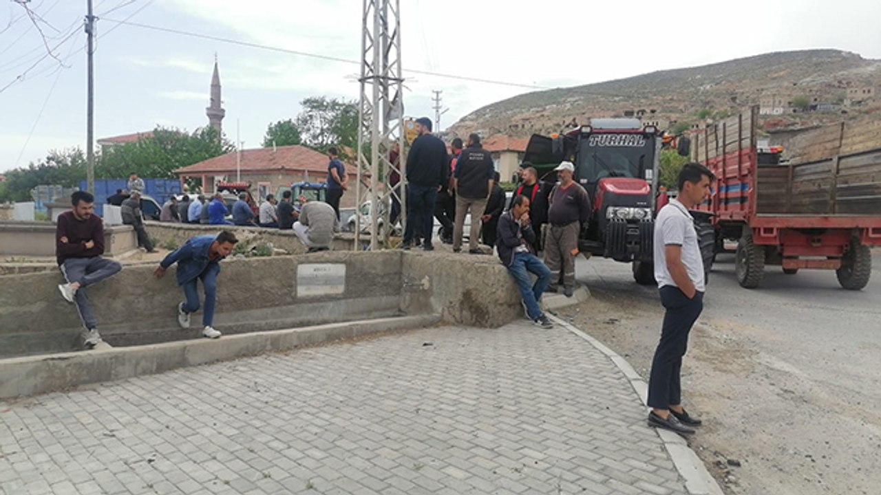 Yolları yapılmayan mahalleli yol kapattı