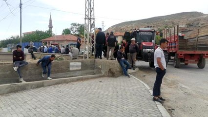 Yolları yapılmayan mahalleli yol kapattı