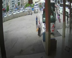 BİRLİKTE KAÇTIKLARI İDDİASIYLA EŞİNİ VE KARDEŞİNİ VURMUŞTU; O ANLAR KAMERADA