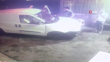 Faciadan dönülen kaza kamerada: Aracın altında kalmaktan son anda kurtuldular