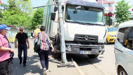 İstanbul’da trafiğin altını üstüne getiren kaza! 3 otomobile çarparak durabildi