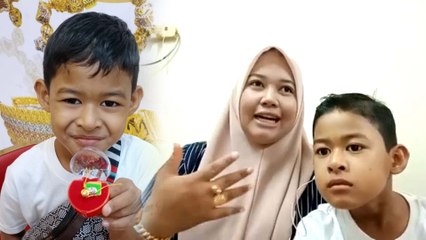 Budak 9 tahun hadiahkan ibu cincin emas… netizen bandingkan dengan Kak Long 7E