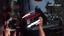 Zlatan Ibrahimovic kendinden geçti otobüsün camını kırdı