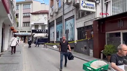 KALDIRIMDA YÜRÜRKEN, OTELİN DIŞ CEPHE KAPLAMASI ÜZERİNE DÜŞTÜ