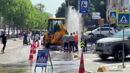 Kadıköy'de İSKİ borusunun kırılmasıyla tazyikli su yola aktı