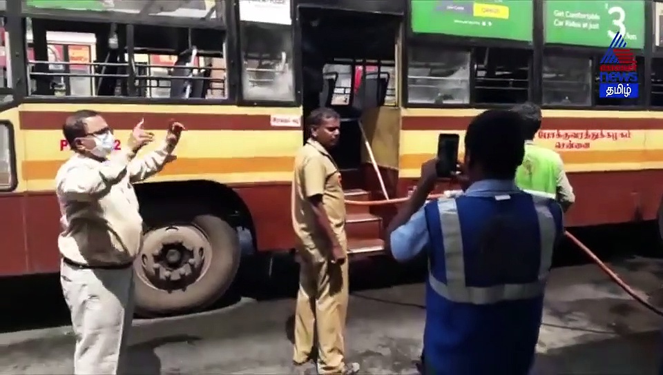 ஊரையே கழுவி சுத்தம் செய்யும் மாநகராட்சி ஊழியர்கள்..! பேருந்தை குளிப்பாட்டும் வீடியோ..