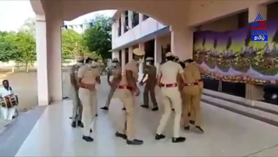 "பரவுது பரவுது கொரோனா நோய் பரவுது".. கும்மியடிக்கும் போலீஸ்காரர்கள் வீடியோ..!
