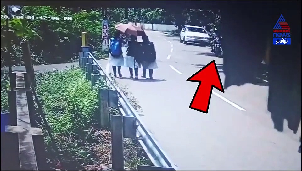 குடிபோதையில் அடுத்தடுத்து தூக்கி வீசப்பட்ட பள்ளி மாணவிகள்..! கேரளாவில் நடந்த அதிர்ச்சி சம்பவம் வீடியோ