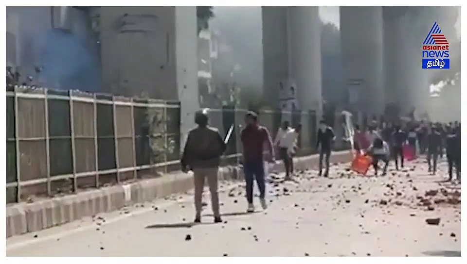 துப்பாக்கியை பார்த்து அசராத போலீஸ்..கலவரத்தை பெரிதாக்கிய தீவிரவாத செயல்..! | CAA டெல்லி