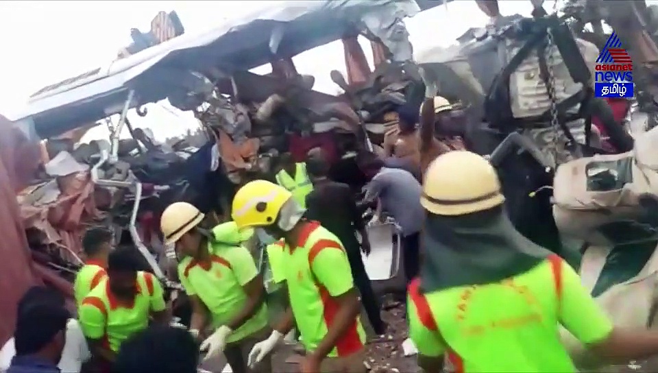 மனதை உலுக்கும் காட்சிகள்.. 22 பேர் உயிர் காவு.. அதிகாலையில் நடந்த கோர விபத்து..! வீடியோ