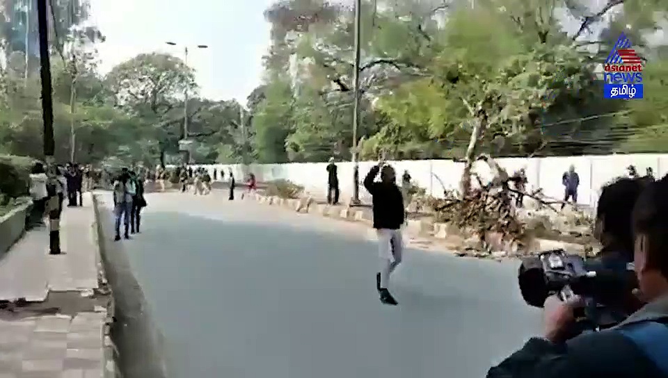 ஜாமியா மாணவர்களை துப்பாக்கியால் சுட்ட இளைஞர்..திடுக்கிடும் வீடியோ..!