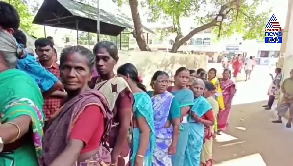 ஓட்டு போட்ட கையேடு 25 கிலோ அரிசி மூட்டை..ஆலையையே குத்தைகைக்கு எடுத்த அமைச்சரின் உறவினர்கள்..! அலைமோதிய கூட்டம் வீடியோ..!