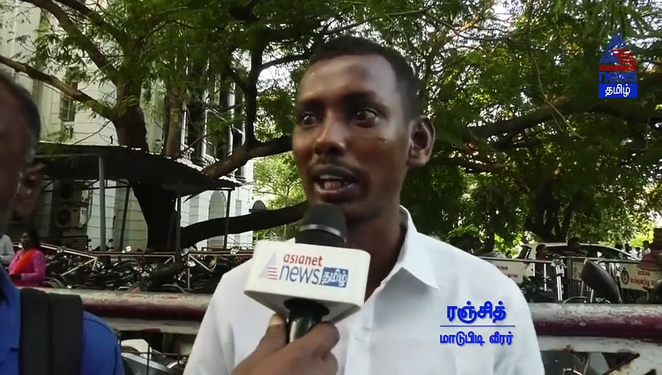 காளைகளை அடக்கி கார்களை வென்ற மகன்கள்.. தந்தைக்கு பெருமை சேர்த்த அலங்காநல்லூர் வீரர்கள்..! வீடியோ