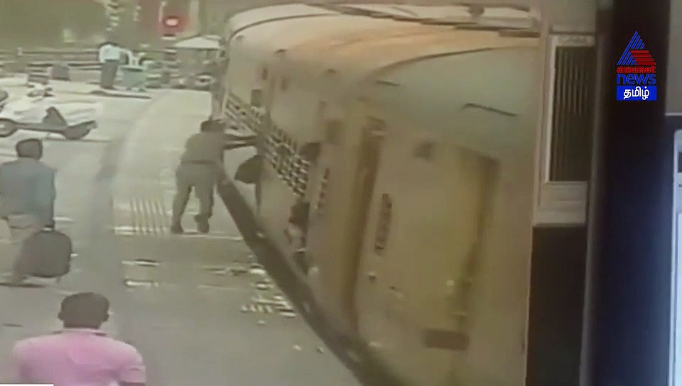 ரயிலில் ஏற முயன்று தவறி விழுந்த பயணி..காப்பாற்றிய RPF காவலர்..! வீடியோ