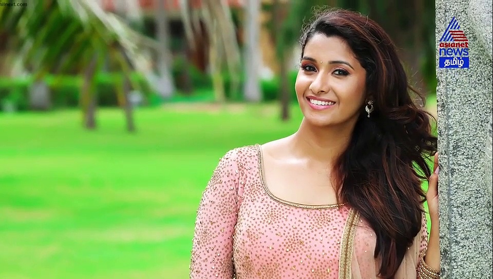 யாருக்கும் தெரியாமல் டுகாட்டி 1285 சிசி பைக்கை ஓட்டிய மேயாத மான் நாயகி.. வைரல் வீடியோ..!