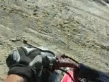 Andando en moto por los cerros de las rocas norte de Itata