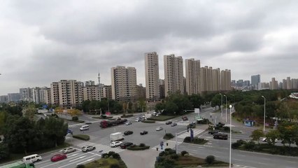 City ​​traffic and bustling cars and pedestrians - dailymotion