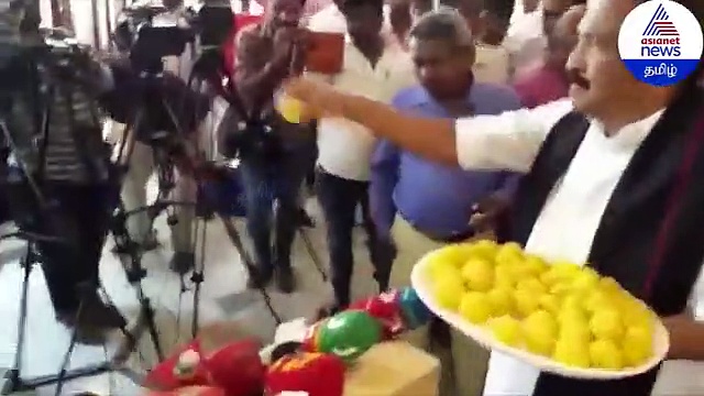 ஸ்டெர்லைட் ஆலையை திறக்கக் தடை... வைகோ இனிப்பு வழங்கி கொண்டாடும் வீடியோ காட்சி!