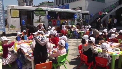 Bu otobüste eğitim alan çocuklar atık malzemelerden kıyafet tasarladı