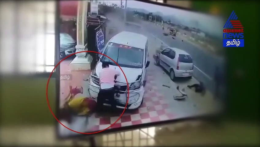 கார் டயர் வெடித்து கோர விபத்து..! நீதிமன்றம் முன்பு நடந்த அதிர்ச்சி சிசிடிவி வீடியோ..