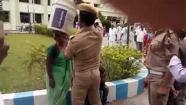 கடன் தொல்லையால் குழந்தைகளுடன் பெண் தீக்குளிக்க முயற்சி.. கலெக்டர் அலுவலகத்தில் நடந்த பரபரப்பு வீடியோ காட்சி..!
