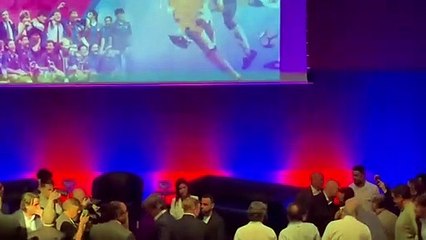 Koeman y Xavi, conversando durante el acto conmemorativo de los 30 años de la Copa de Europa ganada por el Barça / COPE