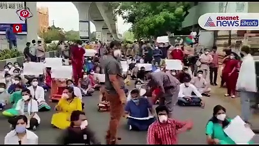 కరోనాతో పేషంట్ చనిపోయాడని.. జూనియర్ డాక్టర్లపై అటెండెంట్ల వీరంగం..