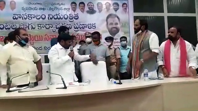 నువ్వెంతంటే నువ్వెంత.. వేదికపైనే జగదీశ్ రెడ్డి - ఉత్తమ్‌ల బాహాబాహీ (వీడియో)