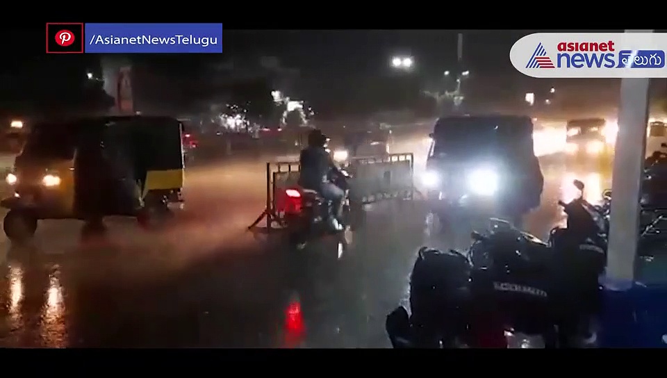 జోరు వానలో తడిసి ముద్దైన విశాఖ