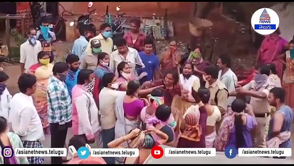 వైఎస్సార్ కాలనీలో మహిళా వాలంటీర్ పై దాడి.. గర్భిణి అని కూడా చూడకుండా..