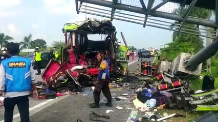 Descargar video: Acidente com ônibus deixa mortos e feridos na Indonésia