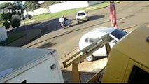 Vídeo: Troca de faixa com conversão à esquerda provocou colisão entre carro e moto no Coqueiral