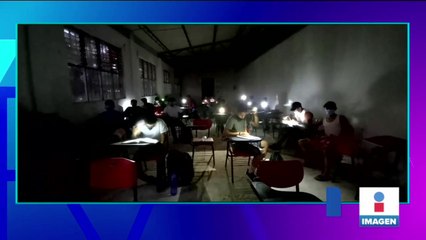 Estudian con la luz de sus celulares por falta de cableado en su secundaria