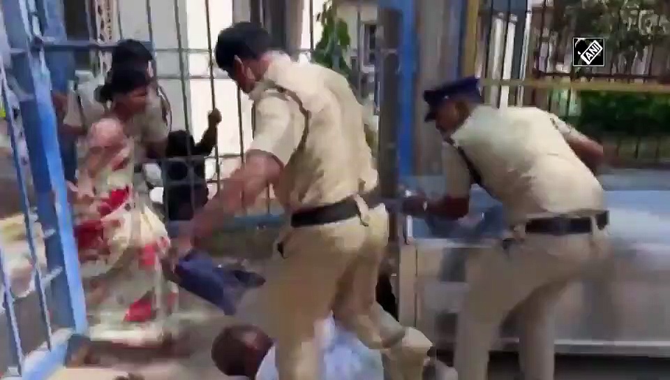 కూతురు మరణించి ఏడుస్తున్న తండ్రిని కాలితో తంతూ పోలీస్ దాష్టీకం (వీడియో)