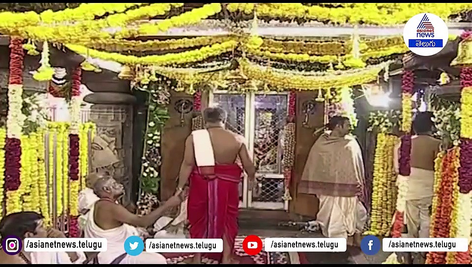 మహాశివరాత్రి : వేములవాడ రాజన్నకు పట్టువస్త్రాలు సమర్పించిన ఈటెల రాజేందర్