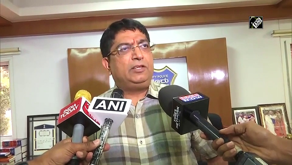 బెంగళూరు : ఫ్రీ కాశ్మీర్ ప్లకార్డు పట్టుకున్నందుకు కన్నడ అమ్మాయి అరెస్టు