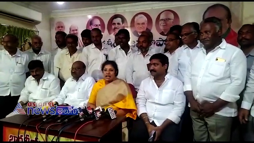 AP Capitals : పురందరేశ్వరిని కలిసిన రాజధాని రైతులు