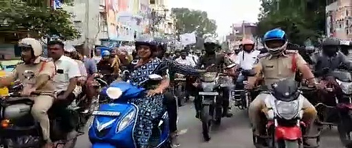 Video: పుత్తూరు రోడ్లపై ఎమ్మెల్యే రోజా చక్కర్లు... స్వయంగా స్కూటీ నడుపుతూ